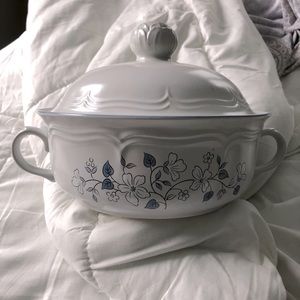 Soup tureen